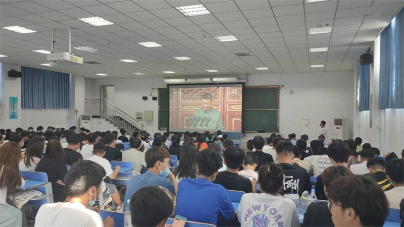 学生干部集体收看_副本.jpg